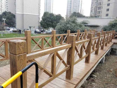 当仿木栏杆进入景区被广泛应用